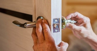 Установка и замена дверной ручки в Черняховске от 283 руб. – Мастер24, монтаж фурнитуры, недорого